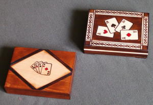 Karty w drewnianym pudełku